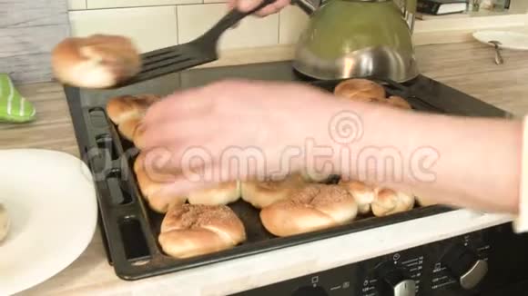烤箱里的热糕点放在盘子里视频的预览图