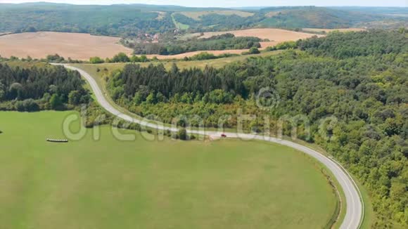 奥孚小村附近匈牙利风景的无人机航拍片视频的预览图