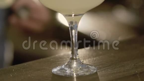桌子上的一杯鸡尾酒慢慢地视频的预览图