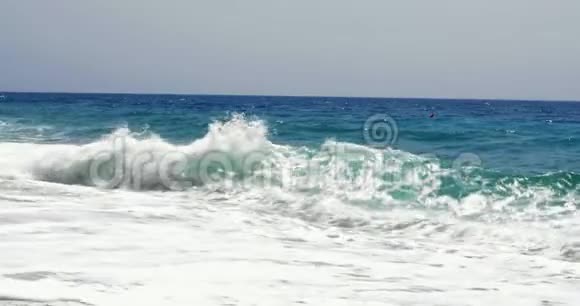 美丽迷人的海浪拍打在沙滩上慢动作海滩假日自然背景4k视频视频的预览图