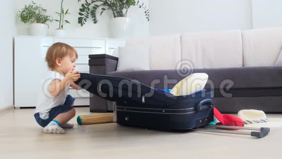 可爱的幼儿男孩暑假收手提箱4k镜头视频的预览图