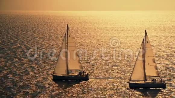 游艇在夕阳下航行帆船豪华游艇航行假期高清高清视频的预览图