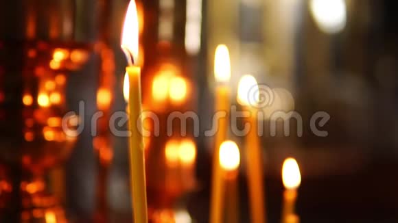 一支正在燃烧的蜡烛东正教教堂视频的预览图