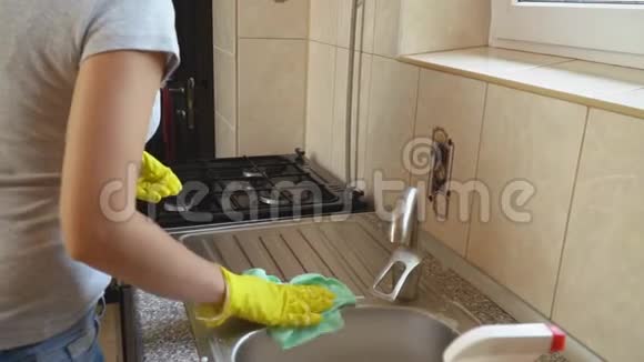 女人洗盘子视频的预览图