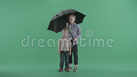 两个白种人在伞下视频的预览图