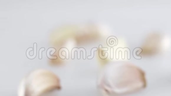 一张白色的桌子上放着大量的大蒜背景是白色的准备做饭视频的预览图