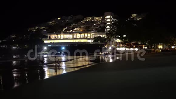 有城市背景的海滩之夜视频的预览图