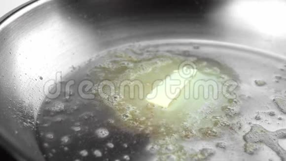 黄油在一个热金属煎锅里融化视频的预览图