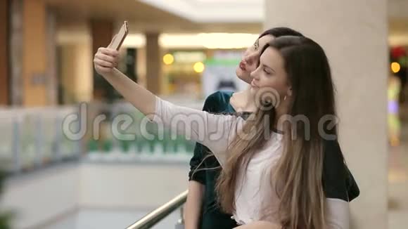 两个女人在购物时自拍视频的预览图