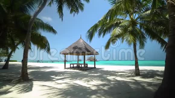 日落时分马尔代夫岛的沙滩视频的预览图