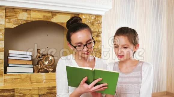 十几岁的孩子听她妹妹读故事女孩花时间看书家人无所事事视频的预览图