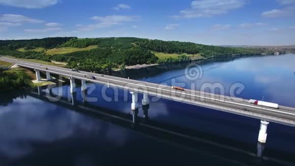 横跨交通桥公路公路公路道路蓝河林木欧洲俄罗斯鞑靼斯坦视频的预览图
