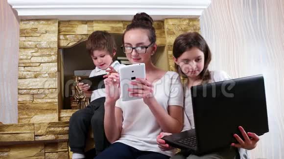 孩子们忙着玩电子设备小男孩在姐妹平板电脑屏幕上羡慕地看着视频的预览图