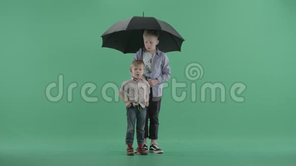 两个弟弟站在伞下视频的预览图