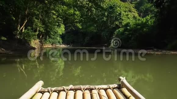 在泰国的绿树绿茵中横渡热带河流的漂流者视频的预览图