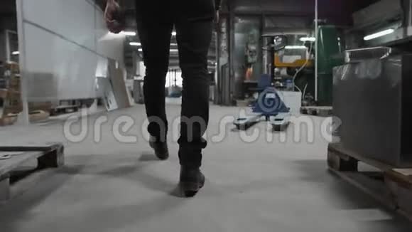 工程师和建筑师在工厂的建筑步行跟随腿部景观视频的预览图