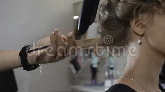 理发师给理发店的女孩做发型视频的预览图