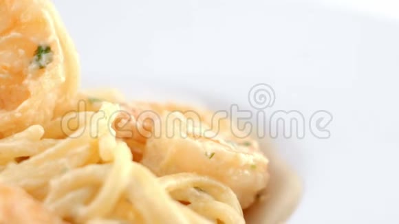 用柠檬装饰的白色盘子上有虾的意大利面条视频的预览图