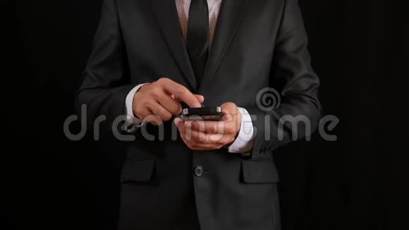 的概念数字在线生活和社交网络一个穿着黑色西装打领带的商人用他的视频的预览图
