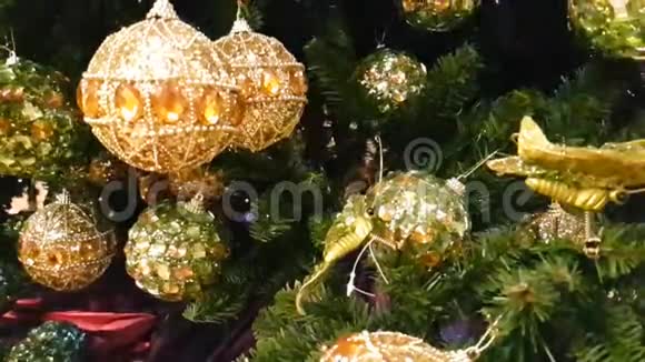 圣诞玩具绿色闪亮的圣诞树照明纹理视频的预览图