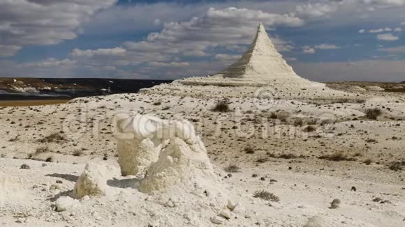 阿克托拉盖滑块4K的白垩平原上独特的白色金字塔岩视频的预览图