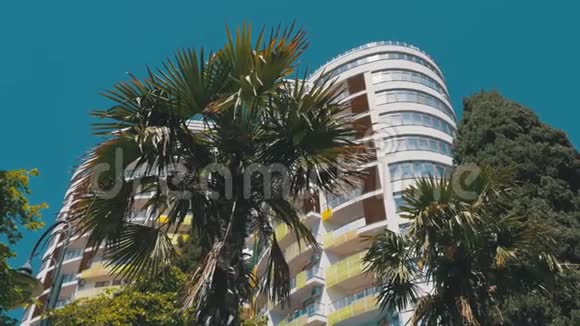 现代多层酒店和蓝天棕榈树视频的预览图