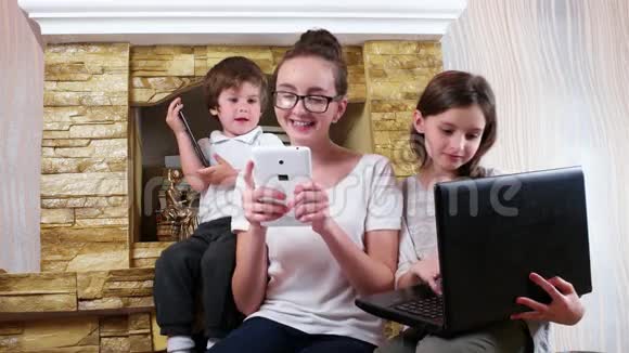 一个十几岁的女学生很高兴看到自己的白色平板电脑看着妹妹玩安卓游戏视频的预览图