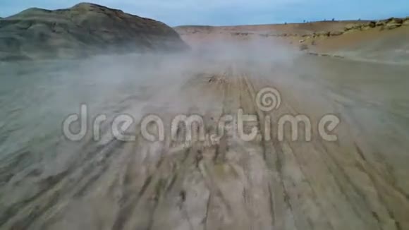 沙漠沟壑的里亚尔射击视频的预览图