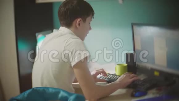 学生生活方式男孩子十几岁在大学办公室室内电脑工作视频的预览图