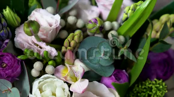 非常接近白色玫瑰和紫罗兰色的花其中有玫瑰风信子牡丹布鲁尼亚龙眼视频的预览图