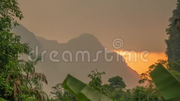 石灰岩山热带地区的金色日落时间泰国高淑视频的预览图