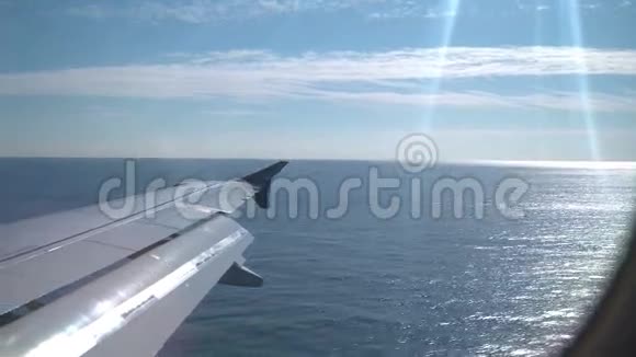 飞机随水降落视频的预览图