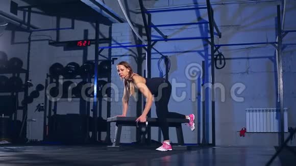 肌肉发达的女人在健身房锻炼哑铃视频的预览图