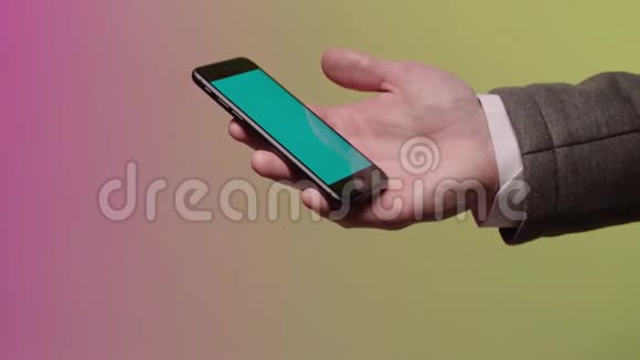 保持智能手机的商人的手库存袖子夹克和衬衫部分蓝色屏幕点击视频的预览图