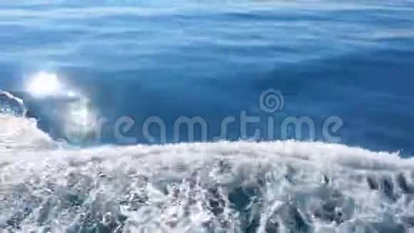 在海上航行的船尾部的波浪4公里视频的预览图