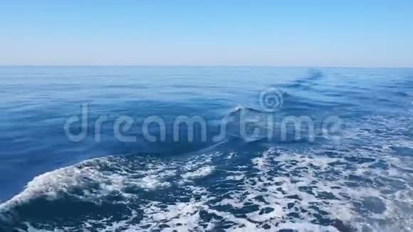 美丽的蓝色太平洋船舶弓波尾迹4K视频的预览图