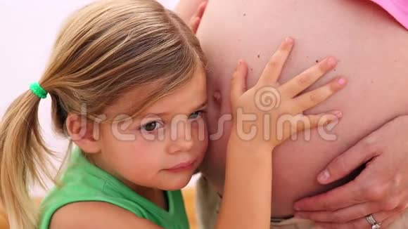 听母亲肚子里的小女孩视频的预览图
