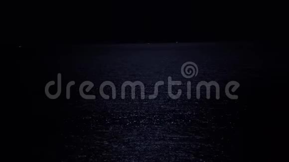 海面在夜间发光反射月光神秘与神奇景观视频的预览图
