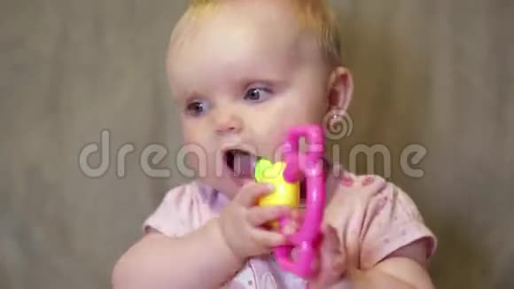 快乐的小女孩坐着玩玩具和刷子换头发视频的预览图