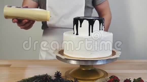 用巧克力装饰的蛋糕面包师视频的预览图
