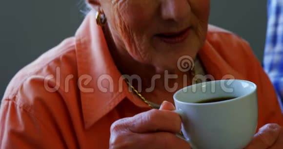老年妇女在养老院喝杯茶视频的预览图