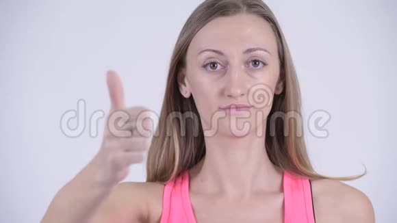 一张快乐金发女人竖起大拇指的脸视频的预览图