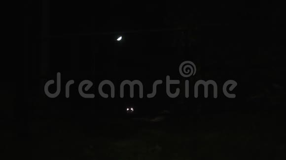 苏夫丛林之夜吉普车和照明行动围栏视频的预览图