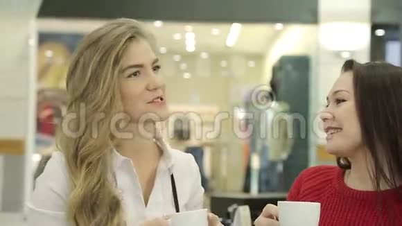 为了一杯咖啡和女朋友见面有趣的谈话欢笑微笑视频的预览图