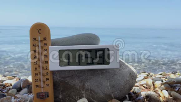 温度计显示海滩正午的空气温度视频的预览图