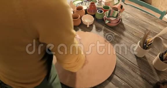 成年女陶工师傅在桌上准备粘土特写俯视图视频的预览图