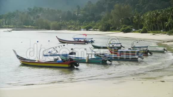马来西亚海滩上美丽的小船视频的预览图