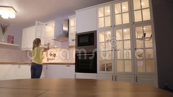 用漂亮的照明清洁白色厨房视频的预览图