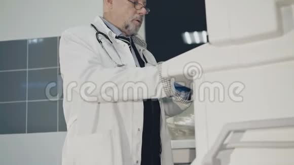 医生在医学实验室用4K自动机器工作视频的预览图
