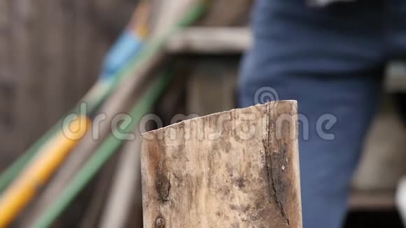 伐木工人用斧头砍柴劈柴劈柴和砍柴慢动作视频的预览图